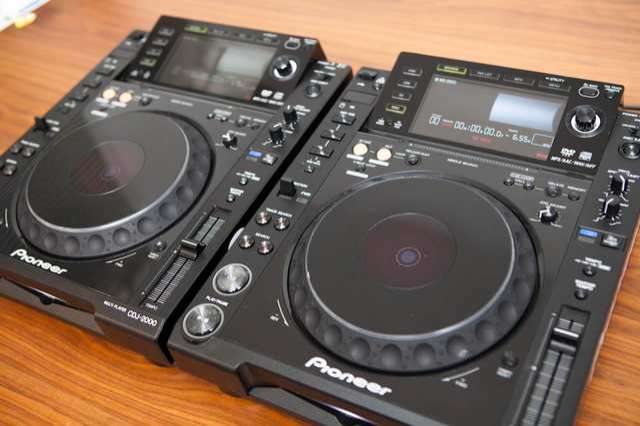 2x PIONEER CDJ 2000 & 1x DJM 2000 MIXER DJ PACK...$ 2800USD